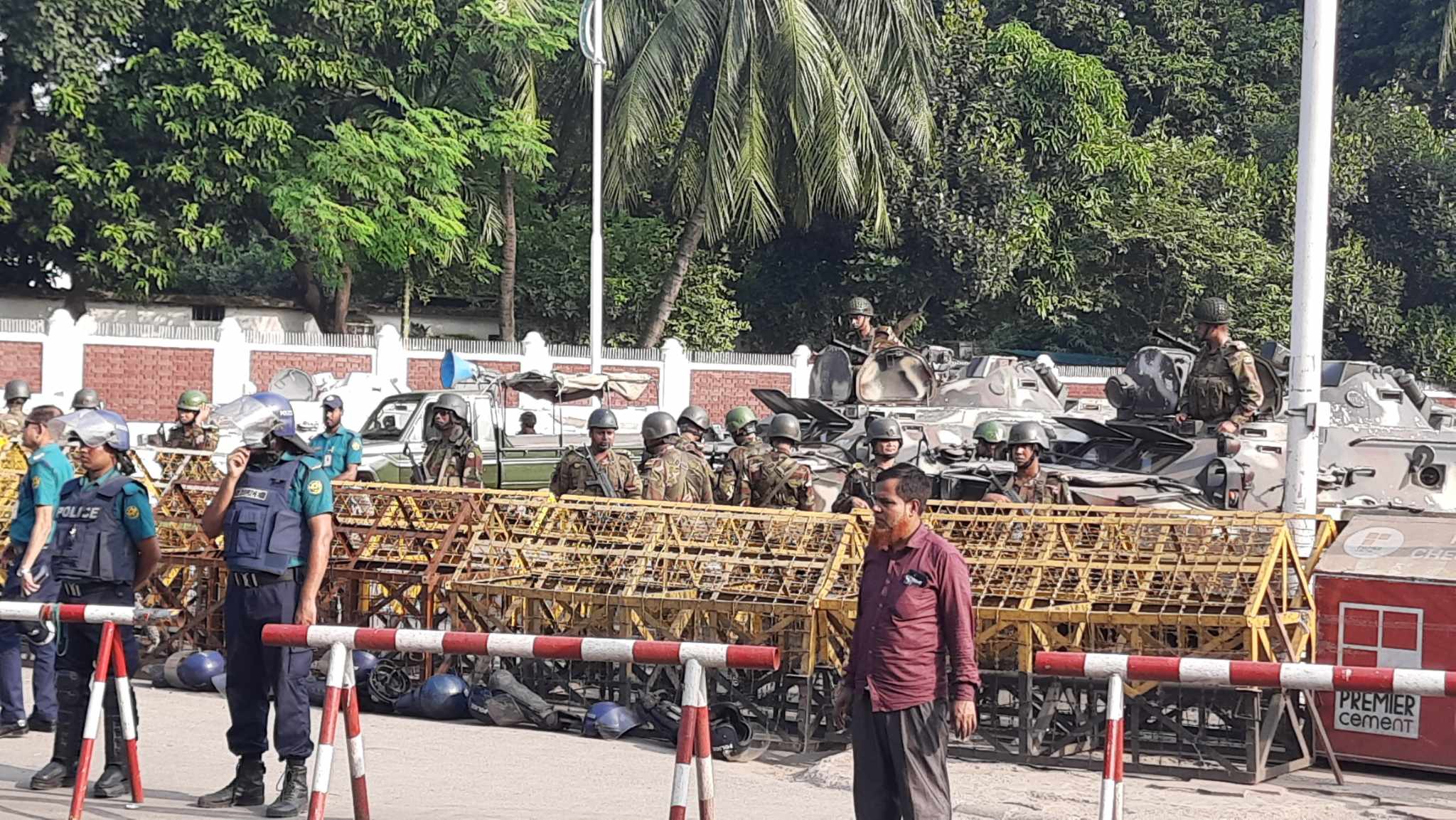 বঙ্গভবনের সামনে জনতা, পুলিশ-সেনাবাহিনীর সতর্ক অবস্থান