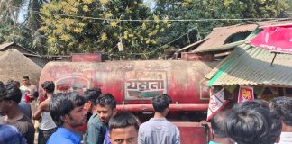 কবিরহাটে তেলবাহী লরি চাপায় ব্যবসায়ীর মৃত্যু, আহত-৩
