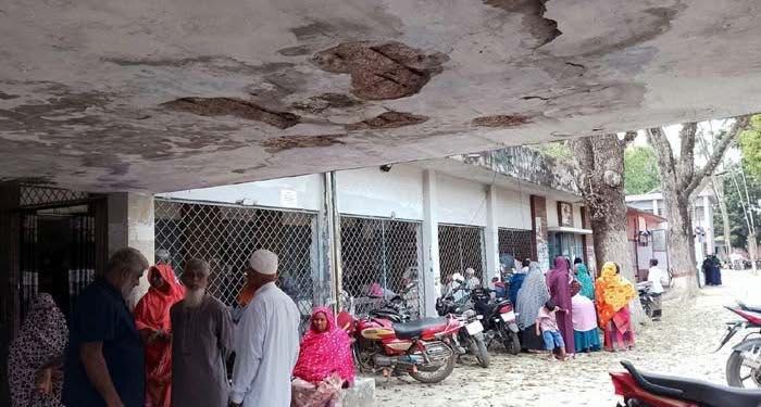 ঝুঁকির মধ্যে বিচারকার্য: দৌলতপুরে জরাজীর্ণ ভবনে চলছে সিনিয়র সহকারী জজ আদালত